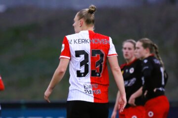 Ella Van Kerkhoven in het shirt van Feyenoord