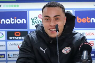 Sergiño Dest lachend op de persconferentie