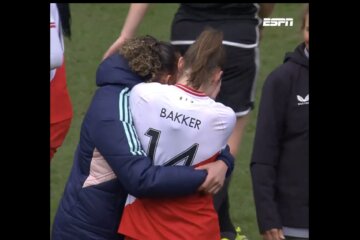 Eshly Bakker is in tranen na het zien van het spandoek