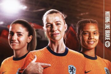 Daniëlle van de Donk, Jackie Groenen en Esmee Brugts in het nieuwe thuisshirt