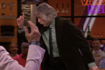 Johan Derksen loopt weg van de Vandaag Inside-tafel