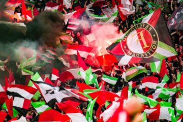 Feyenoord-fans met vlaggen