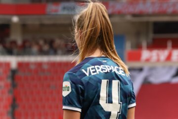 Amber Verspaget in het shirt van Feyenoord