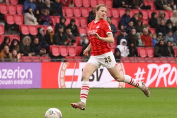 Veerle Buurman aan de bal namens PSV