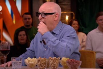 Rene van der Gijp eet een hapje