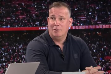 Mike Verweij in de studio van De Telegraaf