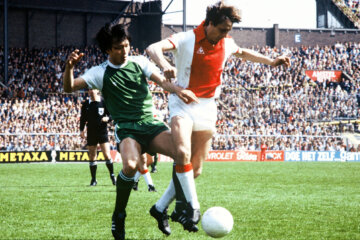 Jung-moo Huh in duel met Johan Cruijff