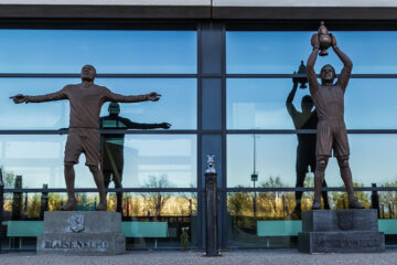 De standbeelden van Blaise Nkufo en Sander Boschker bij De Grolsch Veste