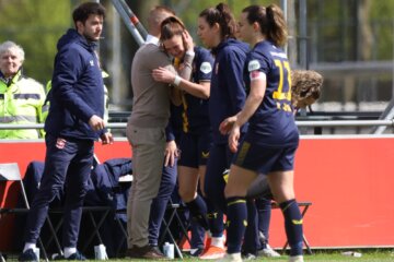 Liz Rijsbergen (FC Twente) moest het veld in tranen verlaten