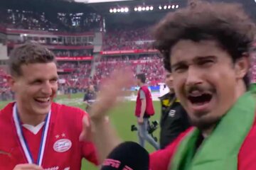 Guus Til lacht om de actie van André Ramalho