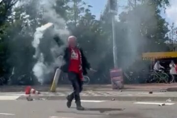 PSV-fan Appie, vlak voordat de cobra in zijn hand ontploft