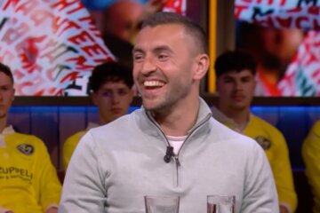 Bram van Polen lachend aan tafel bij Veronica Offside