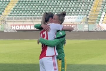 Lysanne van der Wal knuffelt met Bente Jansen