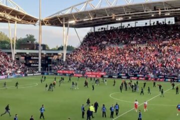 FC Utrecht-supporters betreden het veld