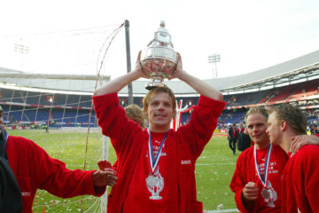 Dave van den Bergh met de KNVB Beker in 2004