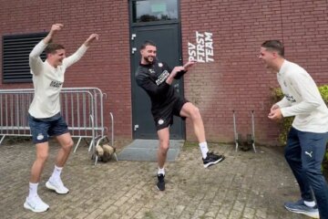 Guus Til en Joey Veerman gaan stuk om het dansje van Joël Drommel