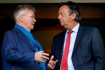 Guus Hiddink en Tiny Sanders in het Philips Stadion