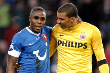 Edson Braafheid bij FC Twente, hier met Boy Waterman (PSV)