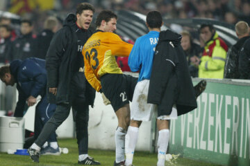 Ronald Waterreus (in het geel) baalt