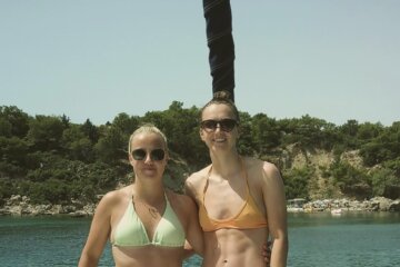 Beth Mead en Vivianne Miedema op vakantie