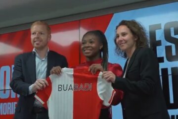 Esther Buabadi bij haar presentatie bij Feyenoord
