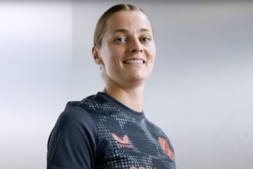 Eshly Bakker toont het nieuwe uitshirt van FC Utrecht