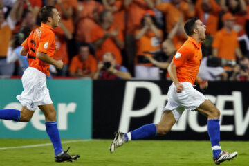 Robin van Persie en John Heitinga bij Oranje