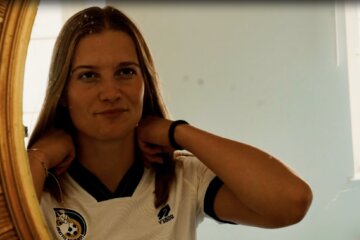 Femke Prins toont het nieuwe uitshirt van Fortuna Sittard