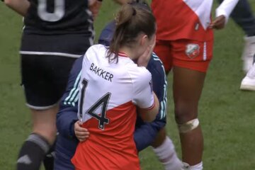 Emotie bij Eshly Bakker na het zien van het spandoek