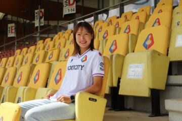 Akari Takeshige in het shirt van Telstar