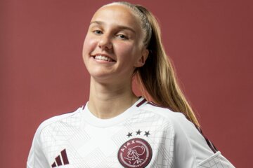 Rosa van Gool in het derde tenue van Ajax