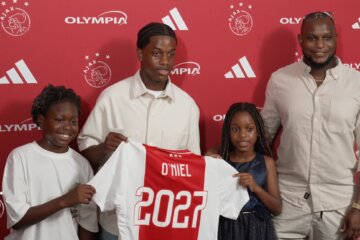 Don O'Neil tekent zijn contract bij Ajax