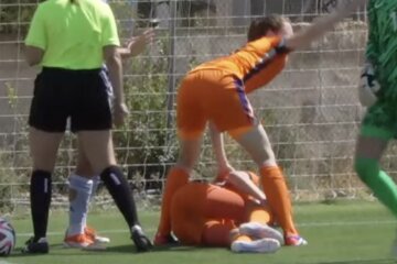 Renee van Asten ligt met veel pijn op de grond, Veerle Buurman roept om verzorging