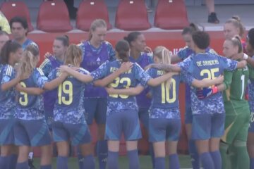 De speelsters van Ajax voorafgaand aan het oefenduel met Atlético Madrid