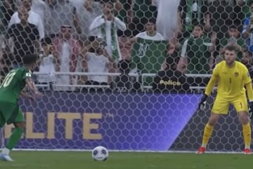 Maarten Paes stopt een penalty