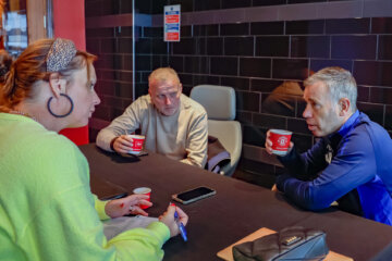 Fardau Wagenaar en Leon ten Voorde van de Tubantia in gesprek met René Hake
