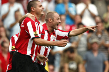 Danny Koevermans en Tommie van der Leegte vieren een goal van PSV