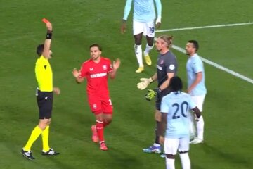 Lars Unnerstall krijgt rood tegen Lazio Roma