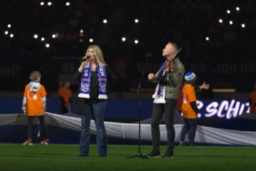 SC Heerenveen-clublied live in het stadion gezongen