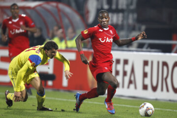 Ola John namens FC Twente tegen Steaua Boekarest