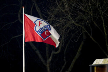 Het logo van FC Utrecht op een vlag
