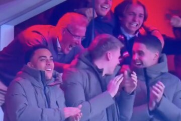 Hans van Breukelen door het dolle heen na de winnende treffer tegen Shakhtar Donetsk