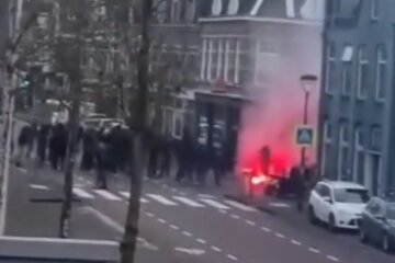 Ajax-fans vallen een AZ-café in Alkmaar aan
