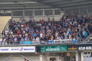 SC Heerenveen-fans in het uitvak van Heracles