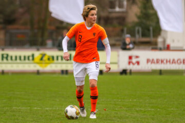 Daphne Koster in 2019 bij de ex-OranjeLeeuwinnen