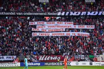 Vak-P met spandoeken voor Kick van der Vall