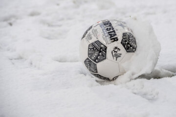 Een bal in de sneeuw