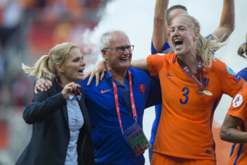 Sarina Wiegman, Foppe de Haan en Stefanie van der Gragt vieren de EK-winst in 2017