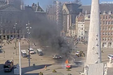 Een auto in brand op de Dam