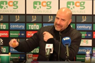 Peter Bosz neemt een bitterbal na de overwinning op FC Groningen